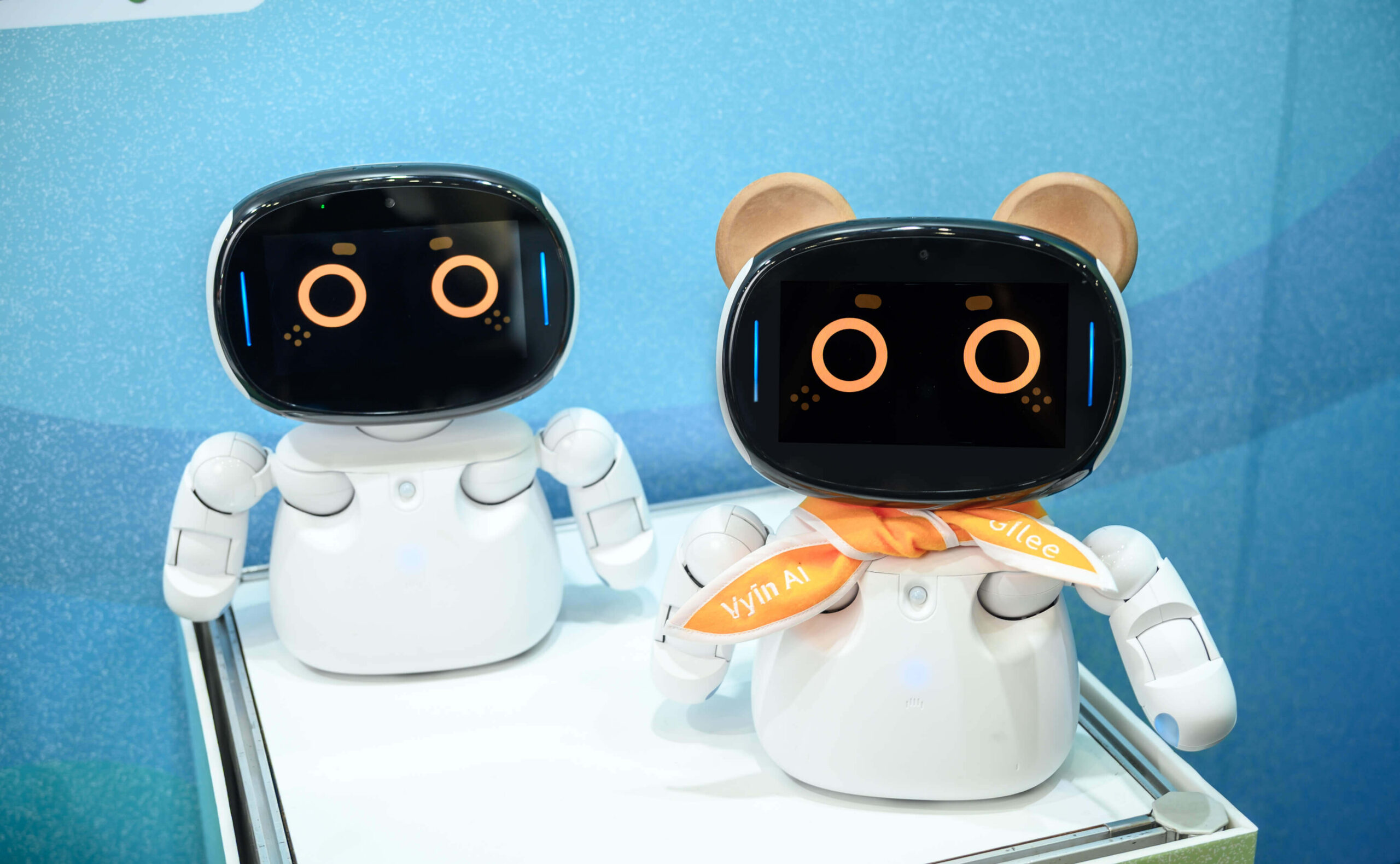 「桔利 Gilee」結合可控 AI 與人形互動設計，能即時理解長者需求並回應，成為居家照護場域中安心可靠的陪伴者。