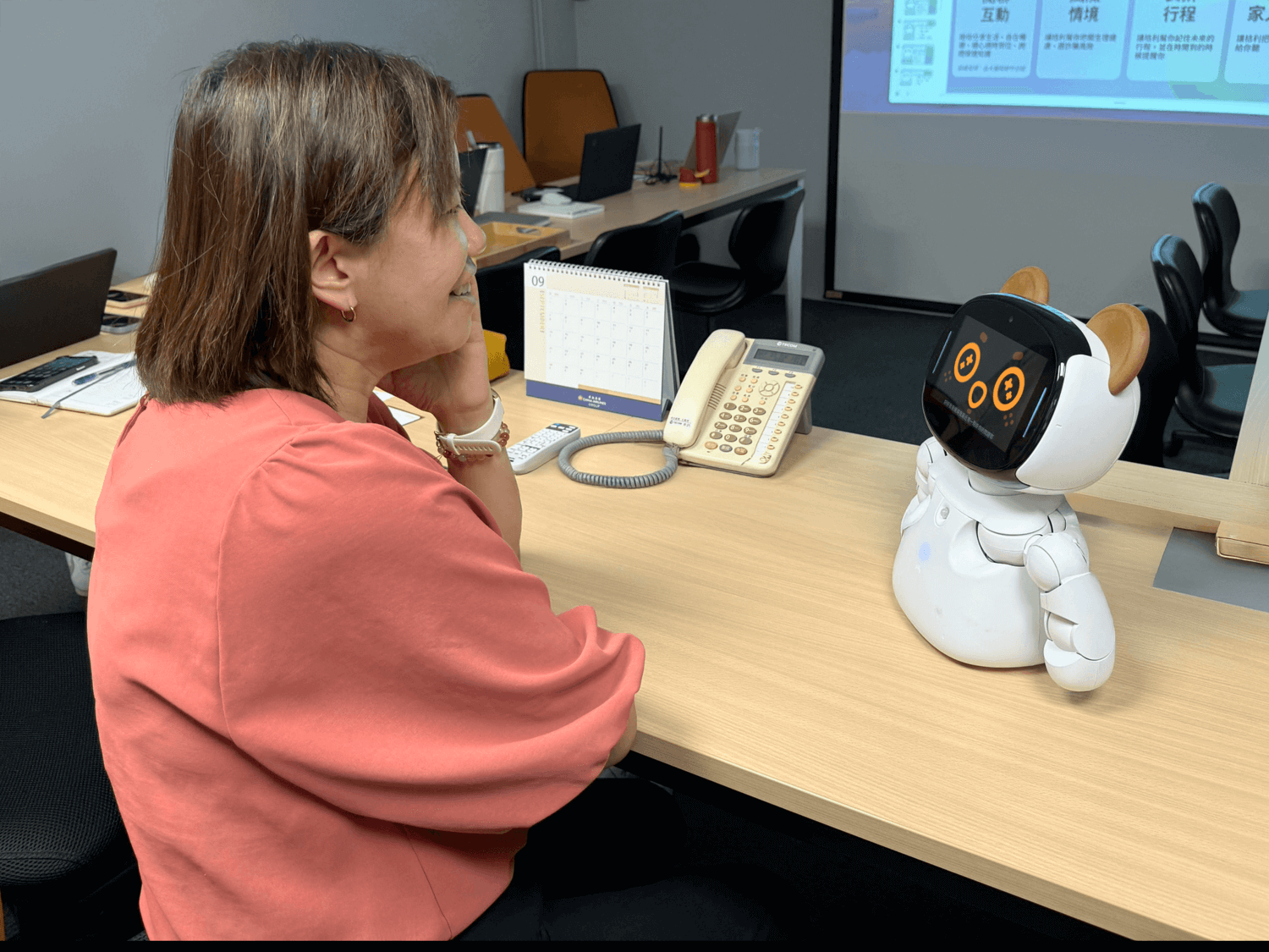 中化銀髮總經理李宗勇及團隊體驗 AI 居家照護機器人「桔利 Gilee」，肯定其仿聲語音信設計能帶給長輩情感關懷。