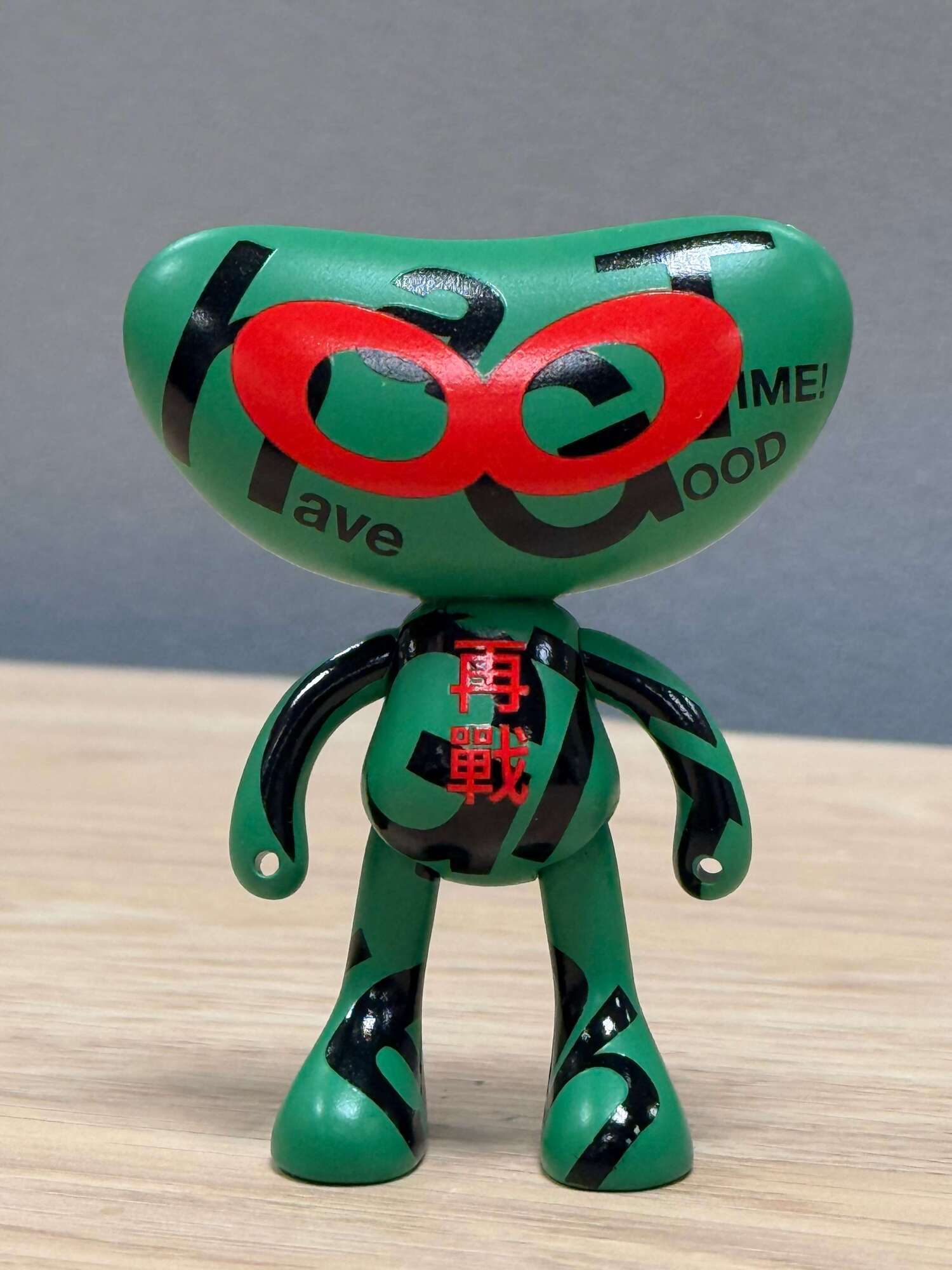 再戰俠胸前的「再戰」設計,代表著信心與夢想,更象徵橘子不只敢挑戰,也能一戰再戰!