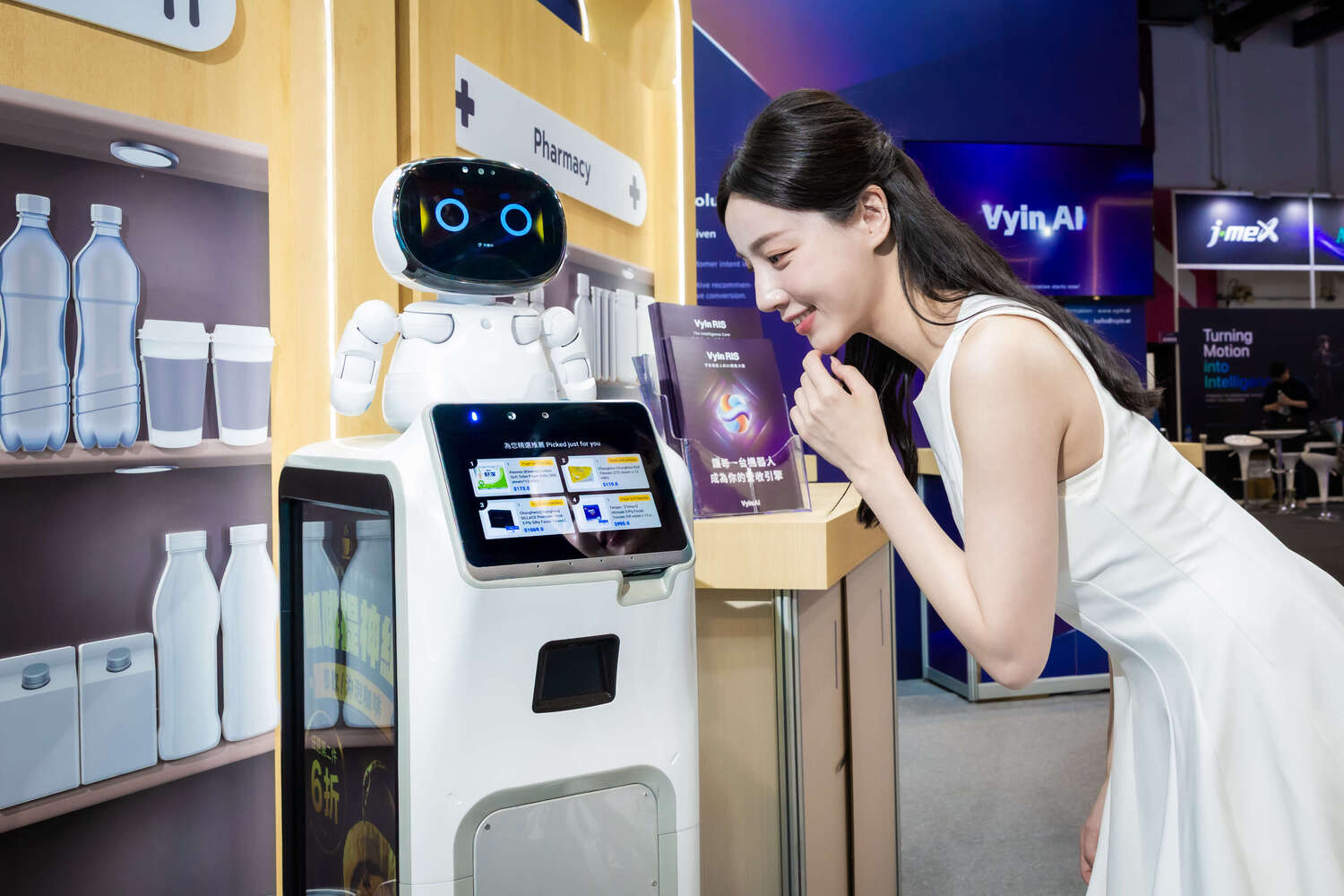 搭載Vyin RIS的智慧零售機器人Collibot ,可完成從需求探索到商品導購的第一線銷售服務