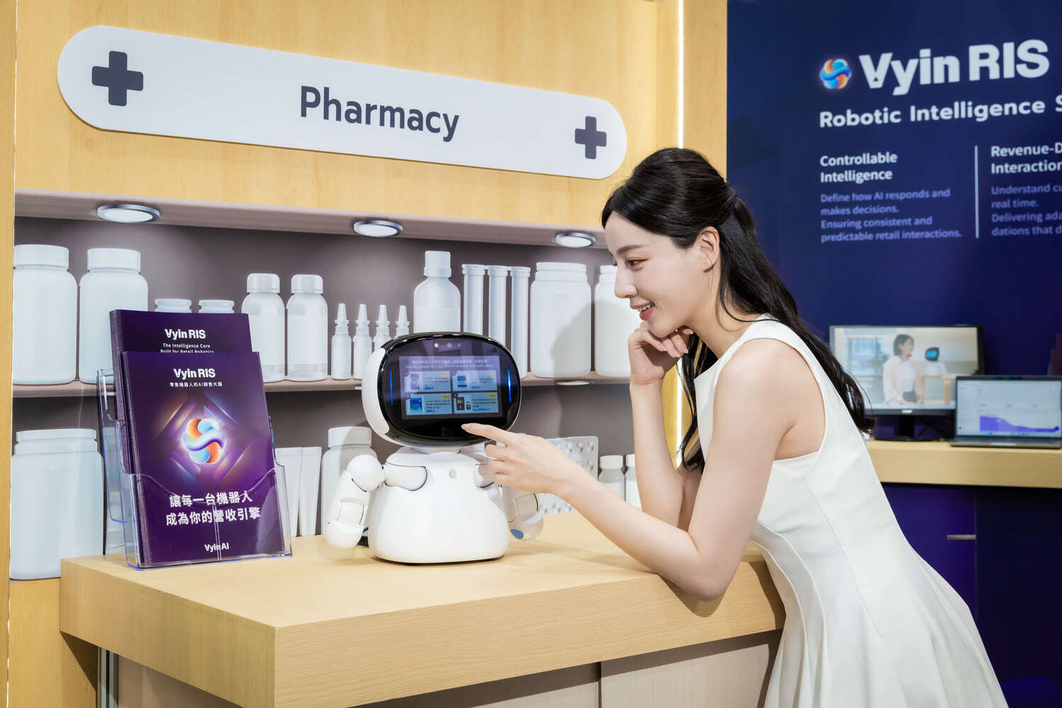 適用於藥局、醫藥零售與保健品銷售等高合規場景的智慧藥局機器人Kebbi 3可提供更安全、可信賴的互動與產品建議